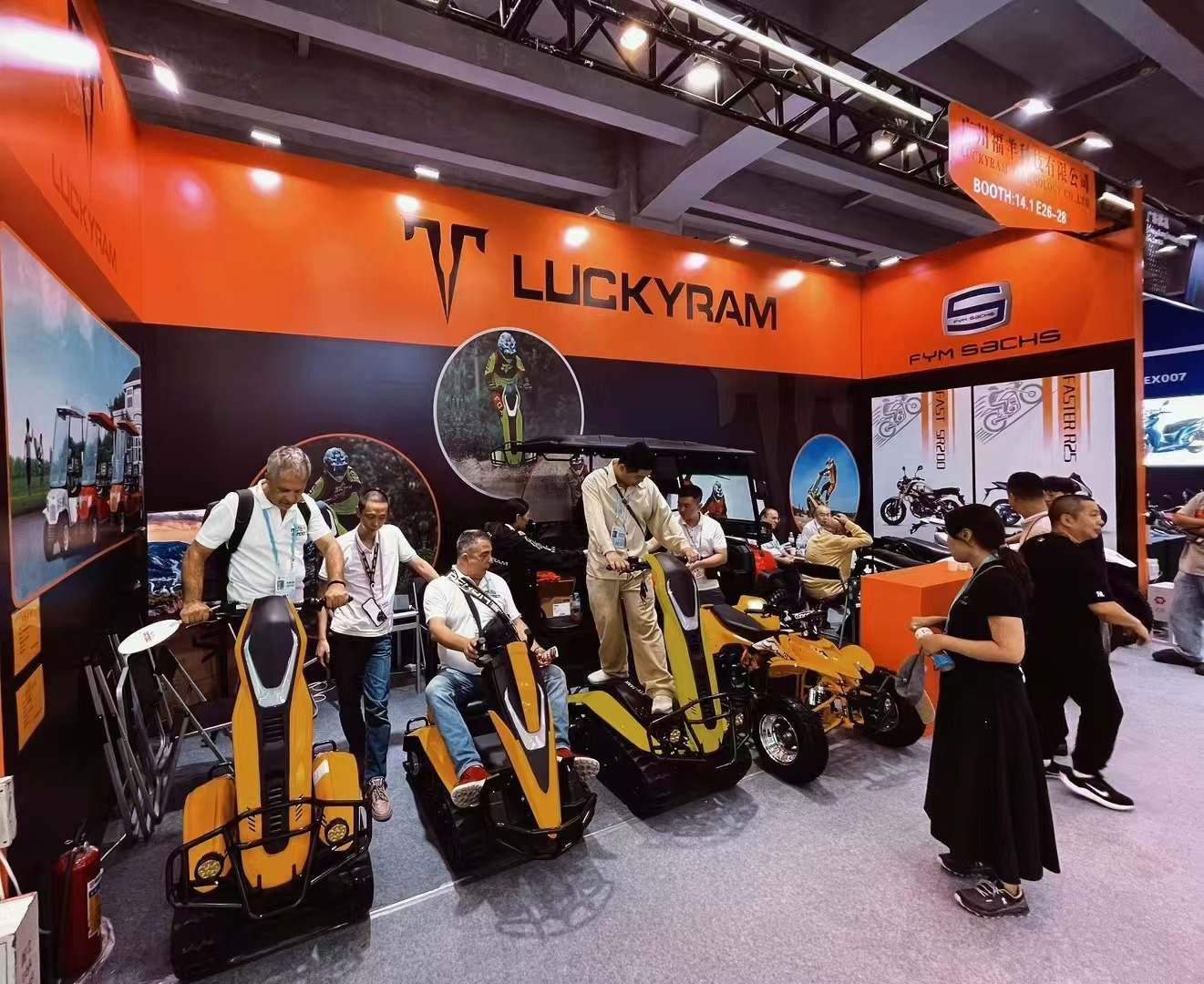 Luckyram ATVs chama os olhos de compradores estrangeiros na 136th Canton Fair